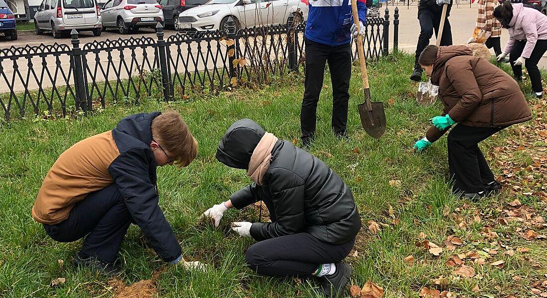 На фотографии изображены участники всероссийской акции день заботы о памятниках